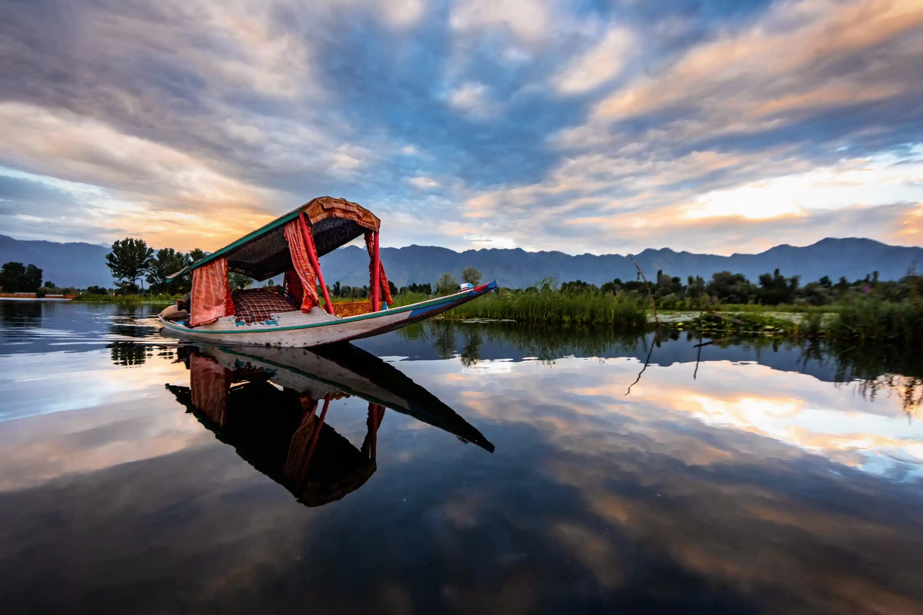 Experience the magic of Kashmir and the grandeur of Agra Tour 6 days